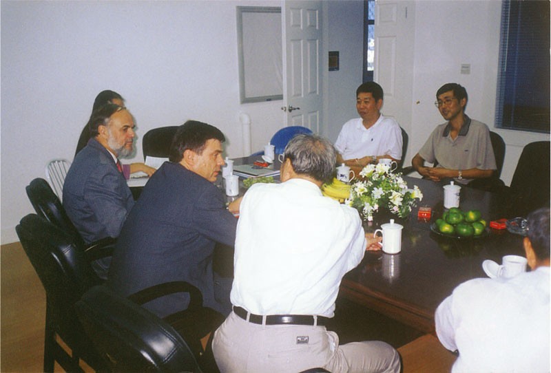 外国专家在宁波市领导陪同下考察我公司